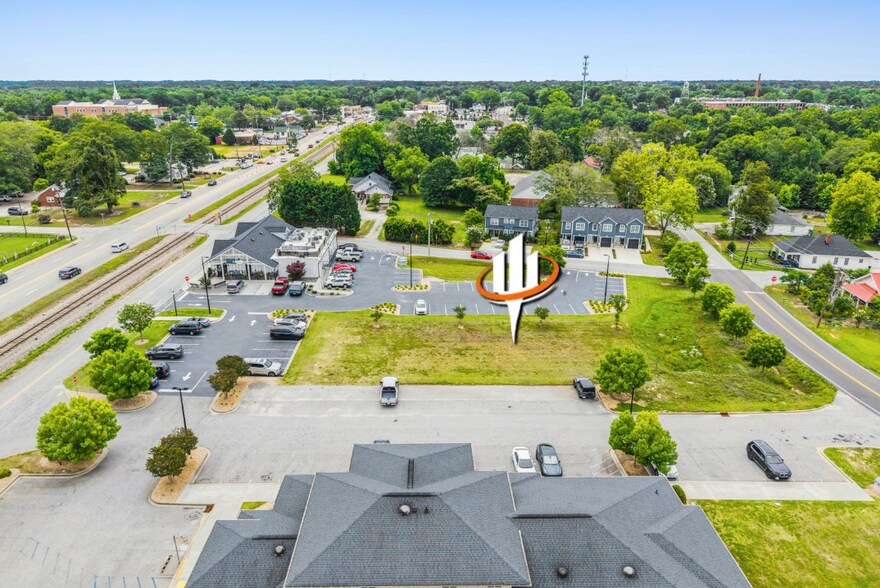 305 N Main St, Simpsonville, SC à louer - Photo du bâtiment - Image 3 de 11