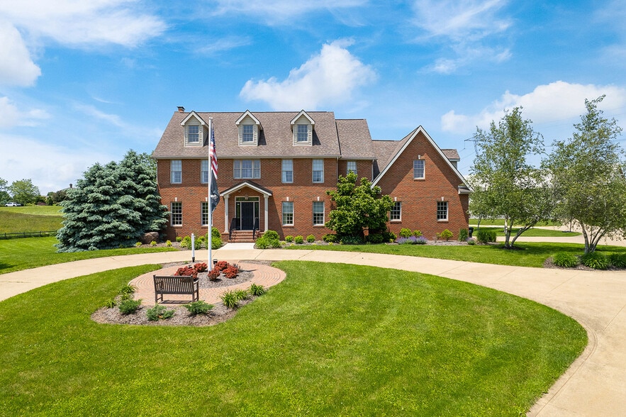 5495 Meese Rd NE, Louisville, OH for sale - Primary Photo - Image 1 of 49