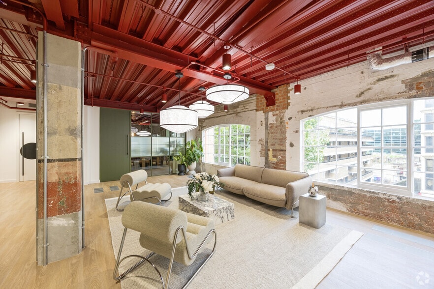 60-70 Shorts Gdns, London for lease - Interior Photo - Image 2 of 27