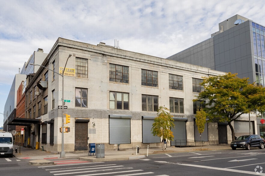 665 11th Ave, New York, NY for lease - Primary Photo - Image 3 of 3