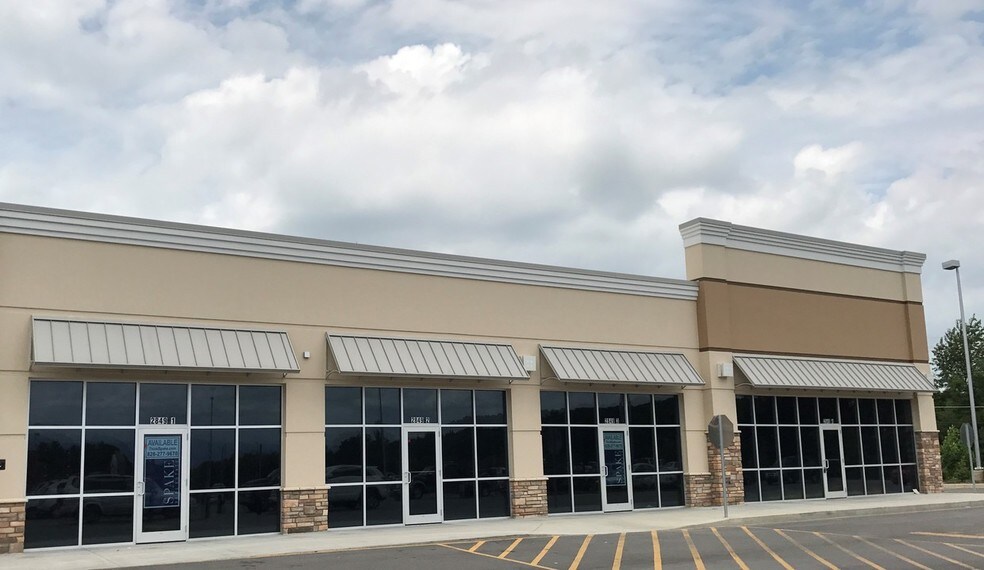 2755-2815 E Andrew Johnson Hwy, Greeneville, TN à louer - Photo du bâtiment - Image 2 de 3