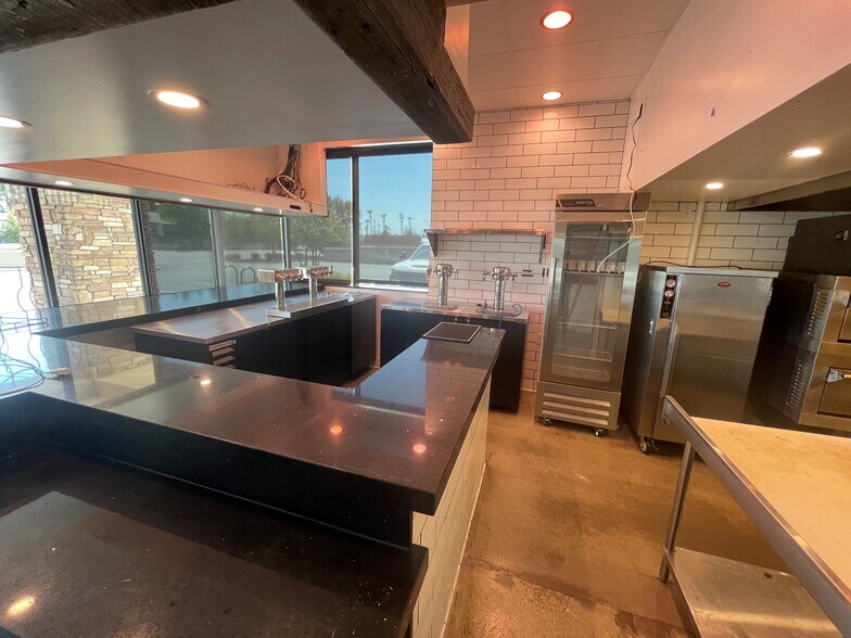 S McClintock Dr, Tempe, AZ à louer - Photo du bâtiment - Image 3 de 4