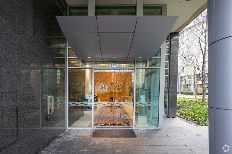 510-590 Nicola St, Vancouver, BC à louer - Photo du bâtiment - Image 3 de 6