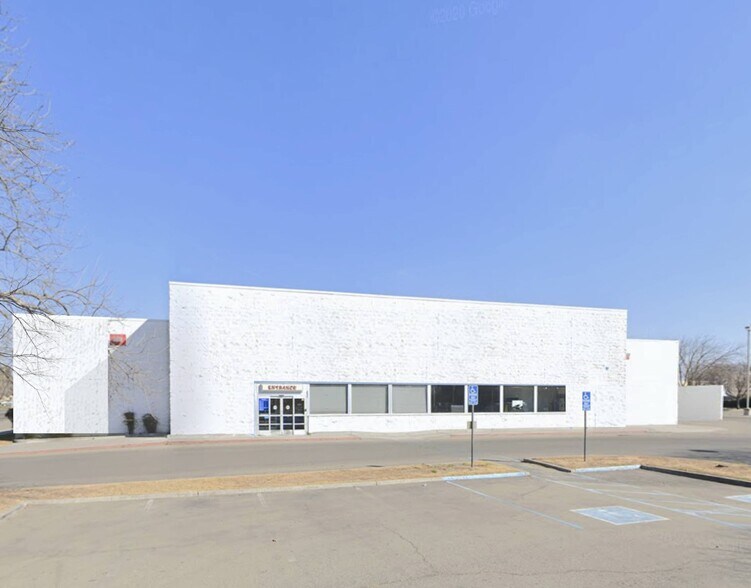 2800 S Mooney Blvd, Visalia, CA à louer - Photo du bâtiment - Image 3 de 5