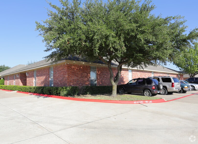 105 Kathryn Dr, Lewisville, TX à vendre - Photo du bâtiment - Image 2 de 4