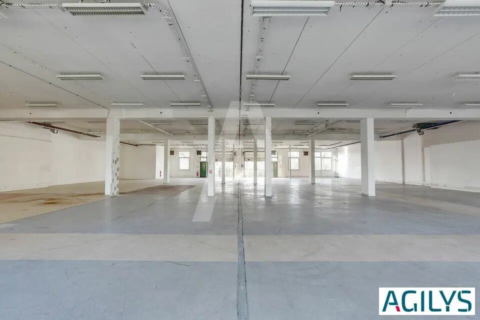 Office in Les Ulis for lease Building Photo- Image 1 of 6