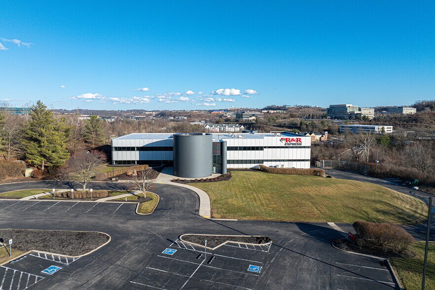 100 Commerce Dr, Pittsburgh, PA à vendre - Photo du bâtiment - Image 3 de 9