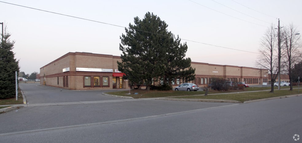 21 Regan Rd, Brampton, ON à louer - Photo du bâtiment - Image 3 de 4