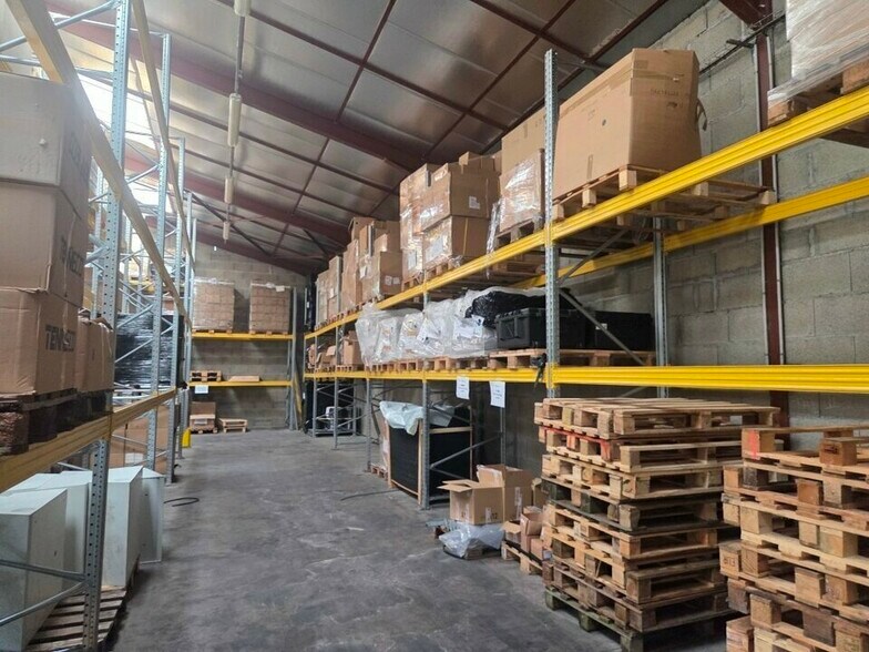 Industrial in Craponne for lease - Building Photo - Image 2 of 8