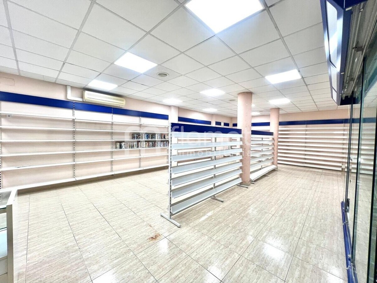 Blanes, GER 17300 - - - Interior Photo - Image 2 of 8