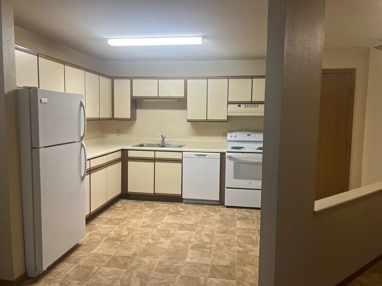 160 Homestead Rd, Mankato, MN for sale - Interior Photo - Image 2 of 12