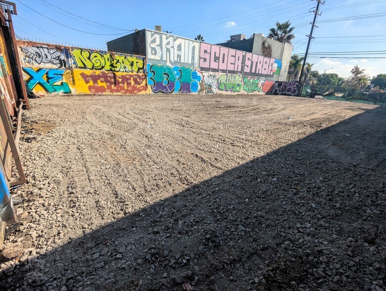 5747 Melrose Ave, Los Angeles, CA à louer - Photo du bâtiment - Image 2 de 7