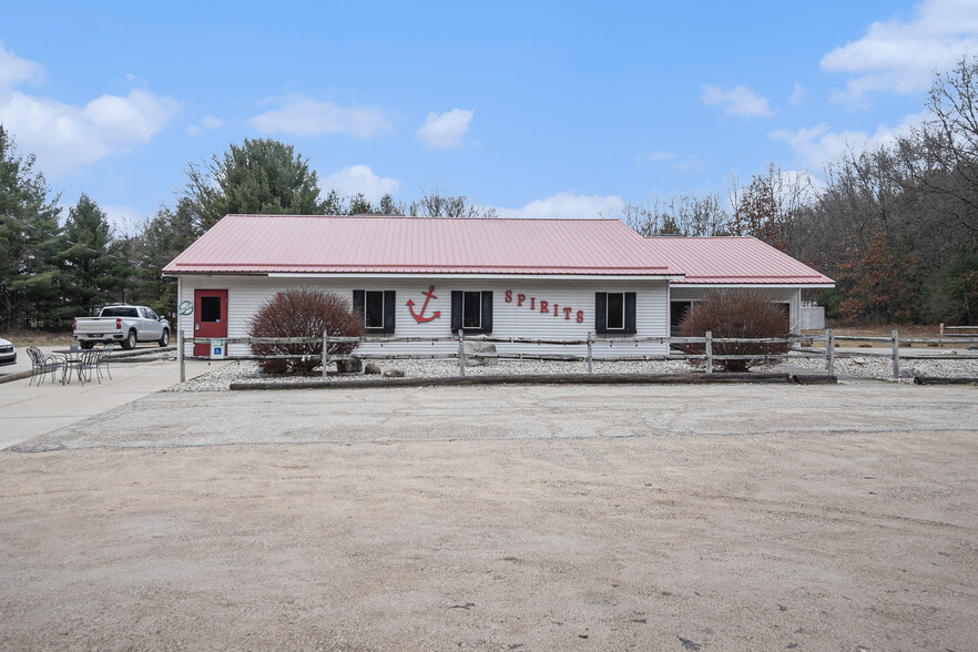 7221 S Croton Hardy Dr, Newaygo, MI à vendre - Photo principale - Image 1 de 22