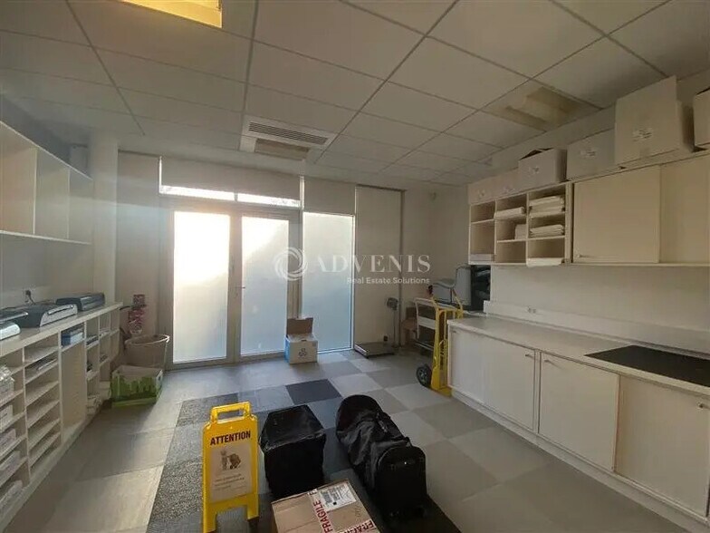 Office in Voisins-le-Bretonneux for lease - Interior Photo - Image 3 of 7