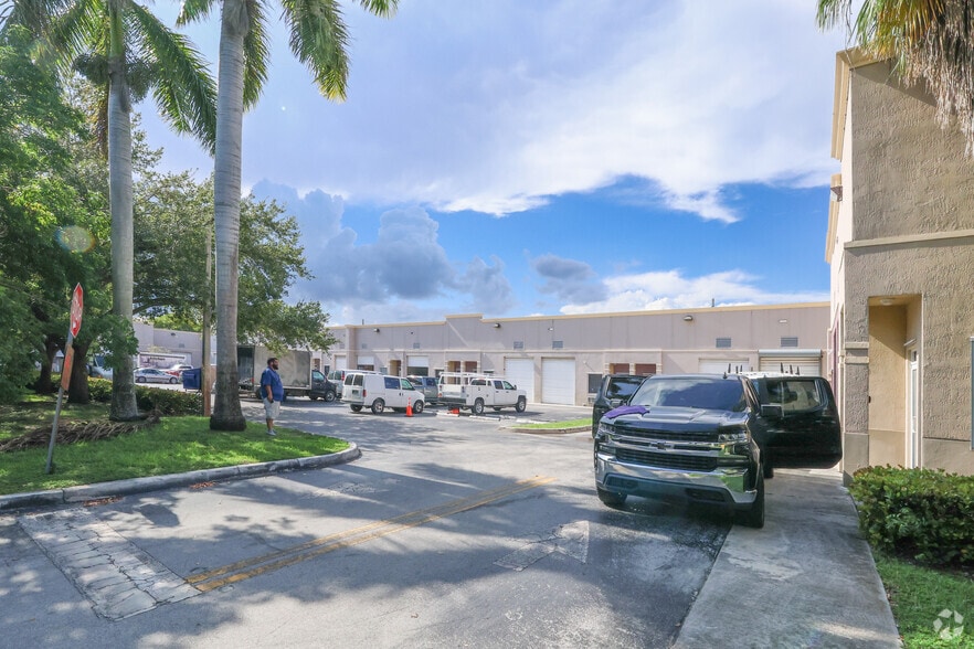 15075 SW 137th St, Miami, FL for lease - Primary Photo - Image 1 of 24