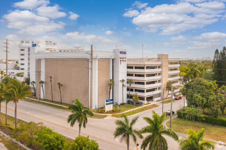 100 NW 170th St, North Miami Beach, FL à louer - Photo du bâtiment - Image 2 de 16
