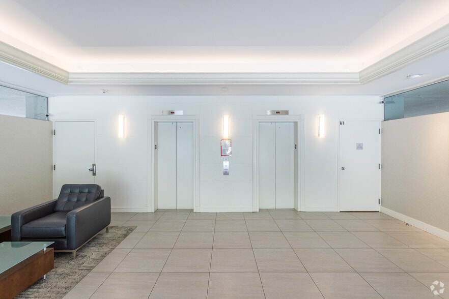 545 Clyde Ave, West Vancouver, BC à louer - Hall d’entrée - Image 2 de 8