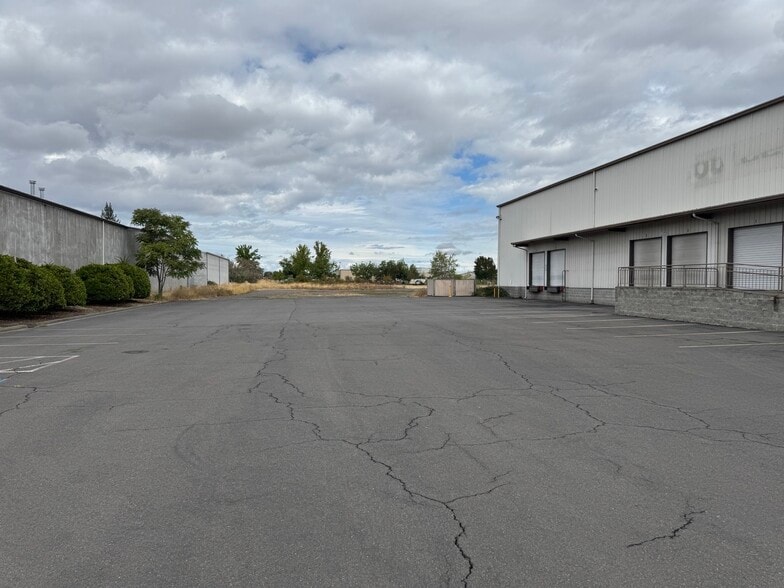 1165 Fisher Ave, Medford, OR for lease - Building Photo - Image 2 of 5