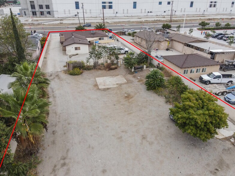 16569 Slover Ave, Fontana, CA à vendre - Photo du bâtiment - Image 2 de 9