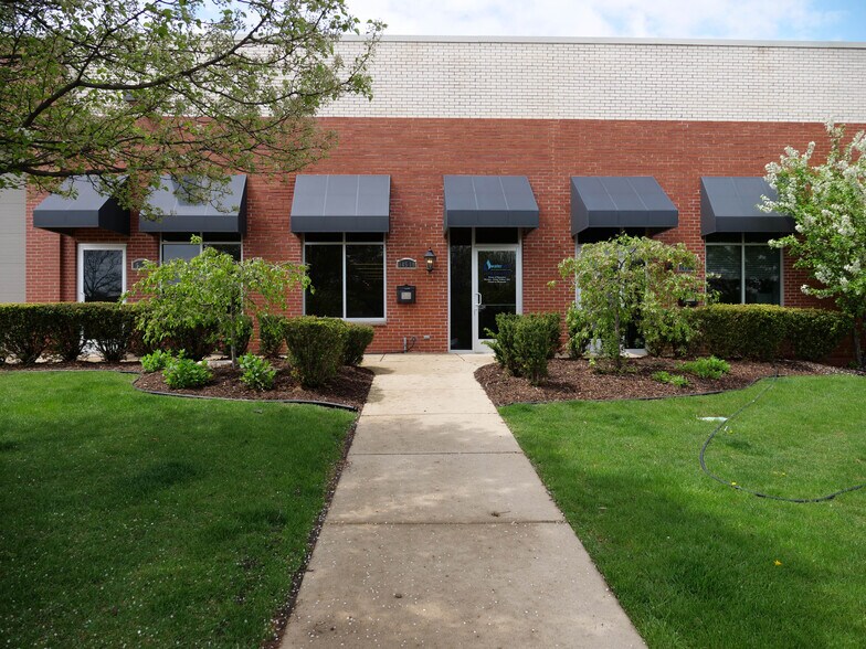 145 Tower Dr, Burr Ridge, IL à vendre - Photo du bâtiment - Image 2 de 10