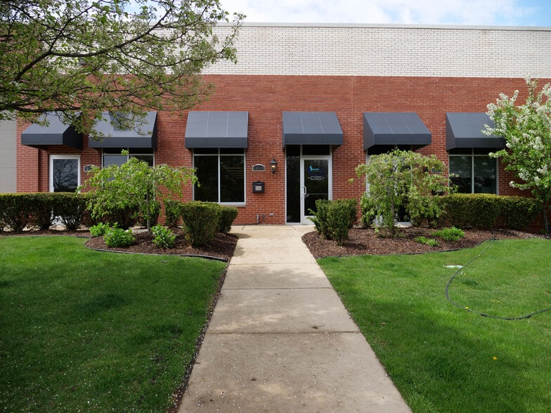 145 Tower Dr, Burr Ridge, IL à vendre - Photo du bâtiment - Image 2 de 10