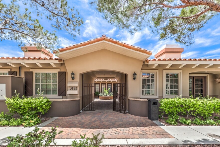 3183 E Warm Springs Rd, Las Vegas, NV à louer - Photo du bâtiment - Image 1 de 34
