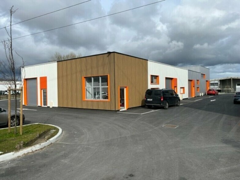 Flex in Carbon-Blanc for lease - Building Photo - Image 3 of 4
