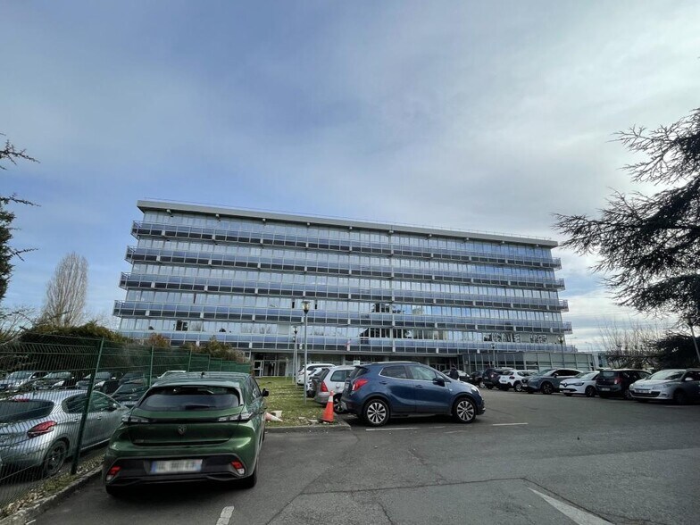 Office in Osny for lease - Building Photo - Image 3 of 10