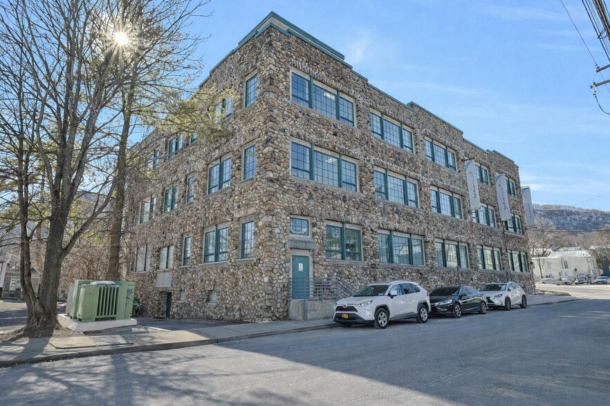 31 W Broad St, Haverstraw, NY à louer - Photo du bâtiment - Image 2 de 56
