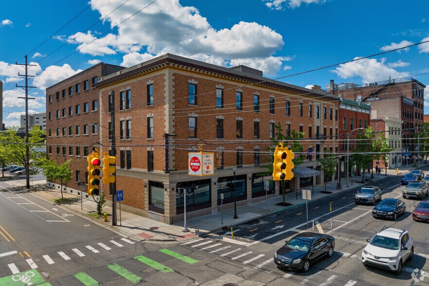 350 E Michigan Ave, Kalamazoo, MI à louer - Photo du bâtiment - Image 2 de 4