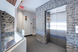 50 Rue Saint-Charles O, Longueuil, QC for lease Interior Photo- Image 1 of 7