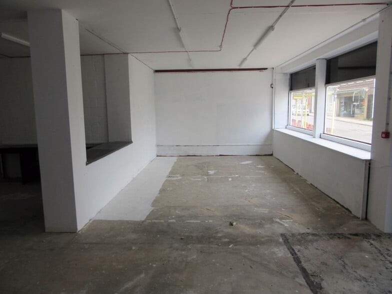 141-142 High St, Lowestoft for sale - Interior Photo - Image 3 of 5