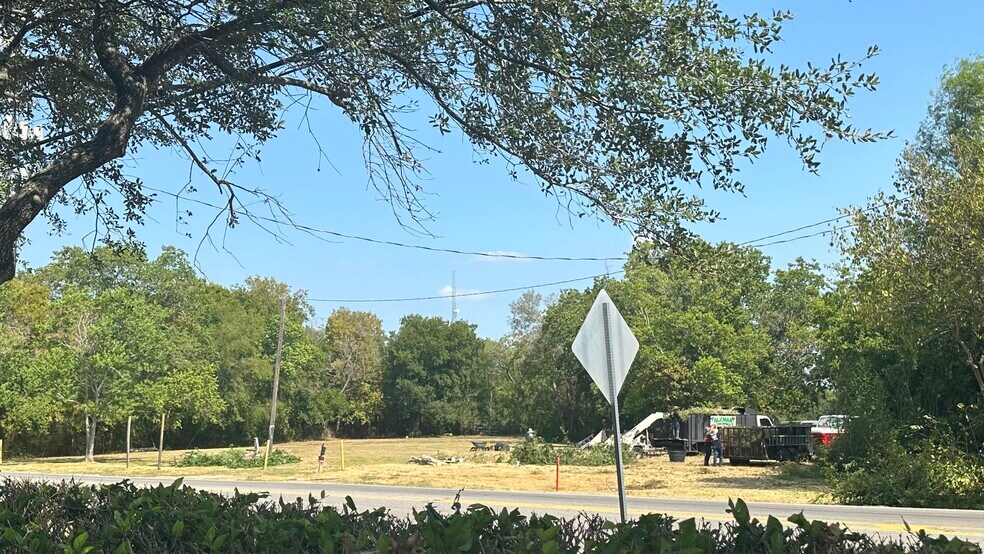 922-926 W Cedar Bayou Lynchburg Rd, Baytown, TX à vendre - Photo du bâtiment - Image 2 de 7