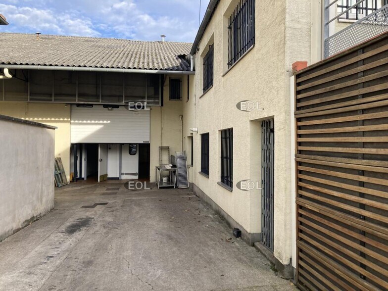 Flex in Villejuif for sale - Building Photo - Image 1 of 16