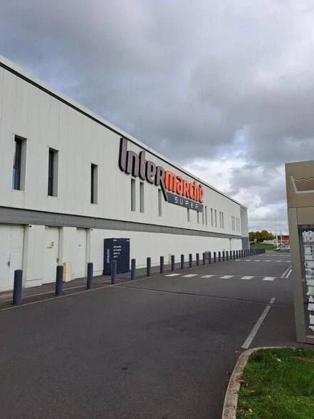 Retail in Roissy-En-Brie for lease - Building Photo - Image 1 of 1