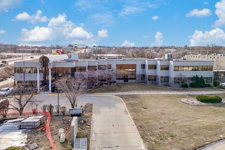 2100 Fleur Dr, Des Moines, IA à vendre - Photo du bâtiment - Image 2 de 16