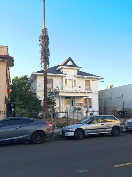 1017 S Burlington Ave, Los Angeles, CA à vendre - Photo du bâtiment - Image 2 de 3