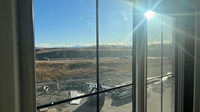 5 River Heights Dr, Cochrane, AB à vendre - Photo du bâtiment - Image 3 de 9