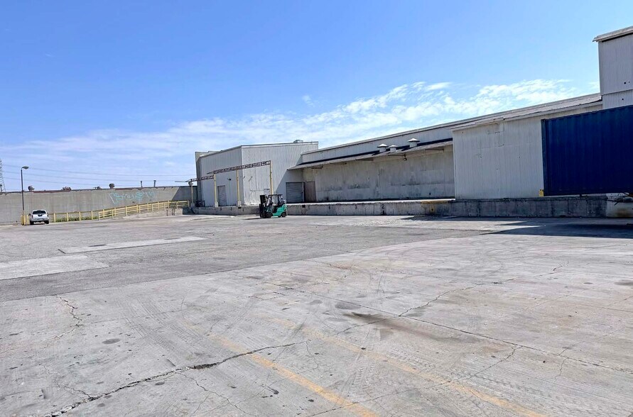 5008 S Boyle Ave, Vernon, CA à louer - Photo du bâtiment - Image 3 de 6