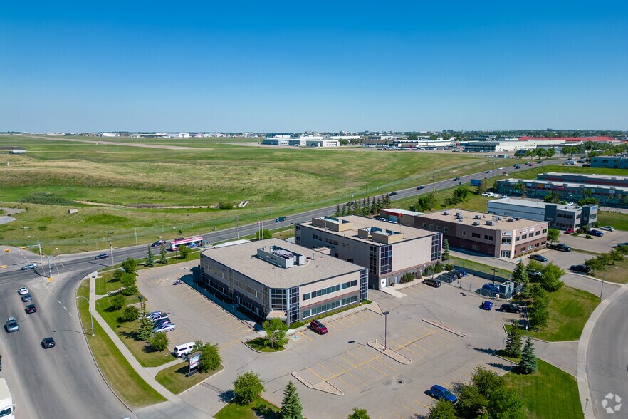 1111 57th Ave NE, Calgary, AB à louer - Aérien - Image 2 de 3