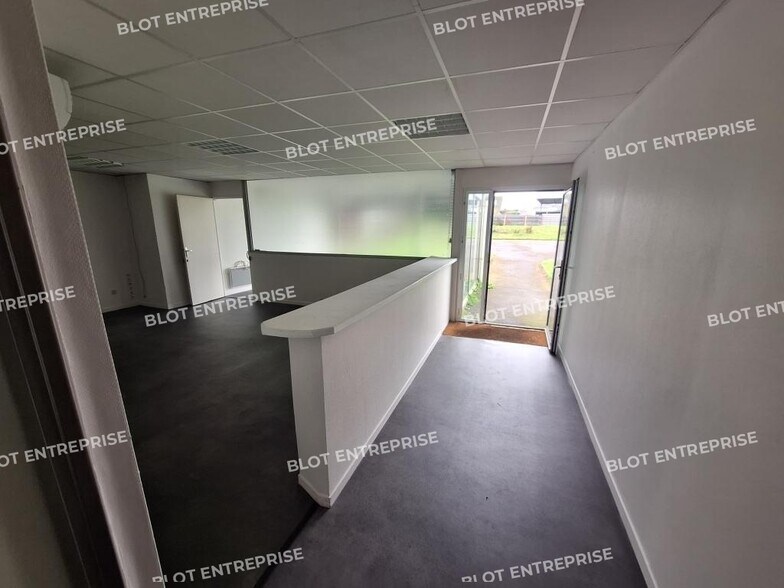 Flex in La Mézière for lease - Interior Photo - Image 3 of 4