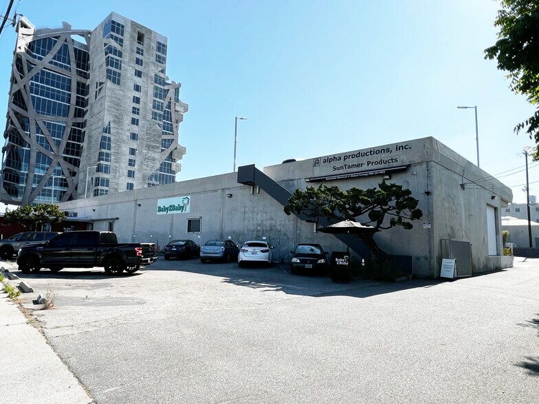 5800-5830 W Jefferson Blvd, Los Angeles, CA à louer - Photo du bâtiment - Image 3 de 6