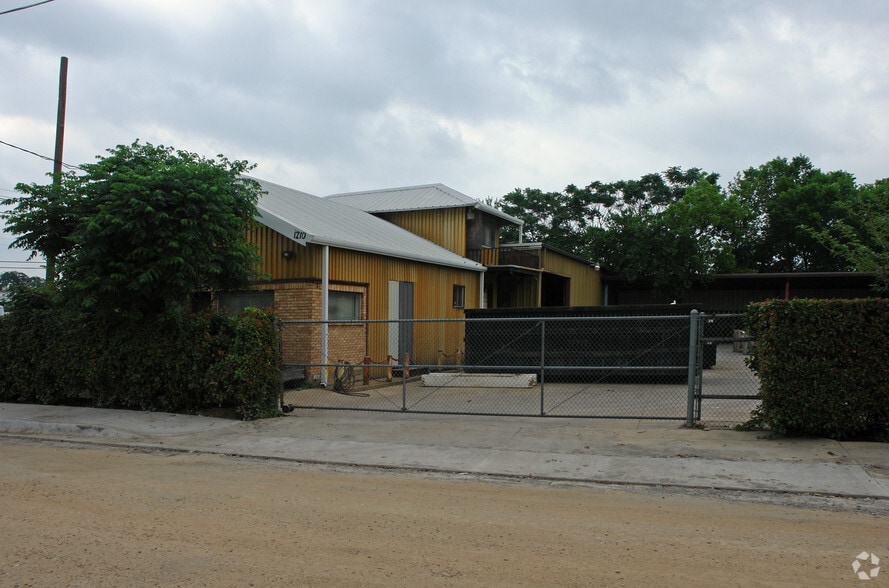 1210 Beaumont St, Dallas, TX for lease - Primary Photo - Image 1 of 2