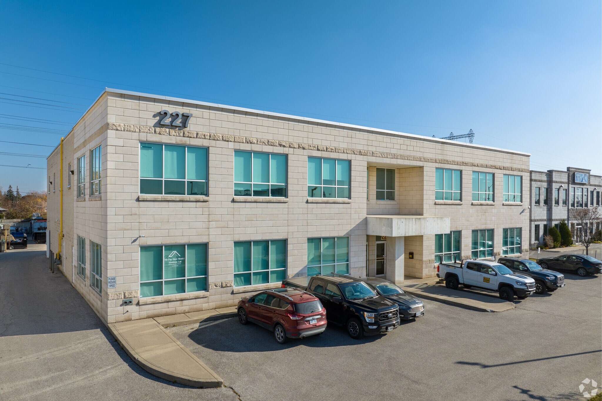 227 Queens Plate Dr, Toronto, ON à vendre Photo principale- Image 1 de 1