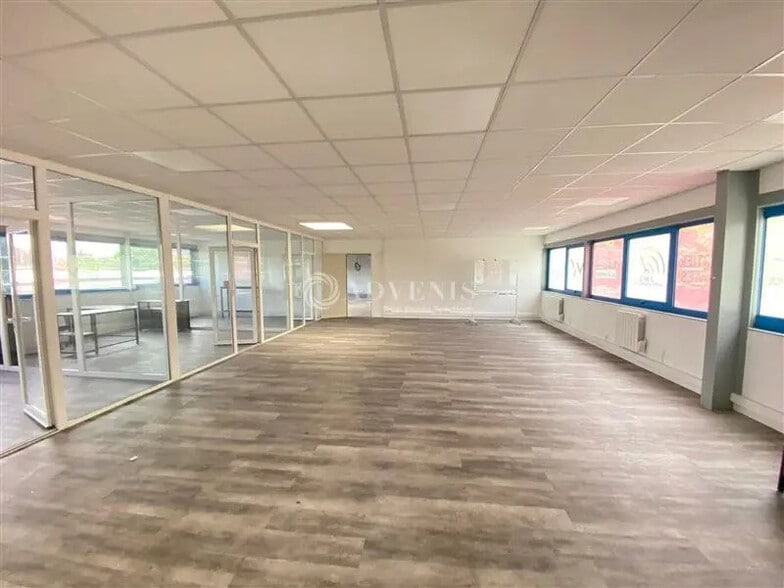 Office in Villepinte for lease - Interior Photo - Image 1 of 10