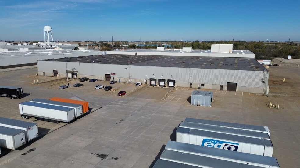 200 E 90th St, Davenport, IA for lease - Building Photo - Image 2 of 8