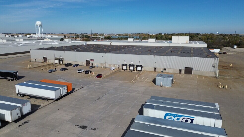 200 E 90th St, Davenport, IA à louer - Photo du bâtiment - Image 2 de 8