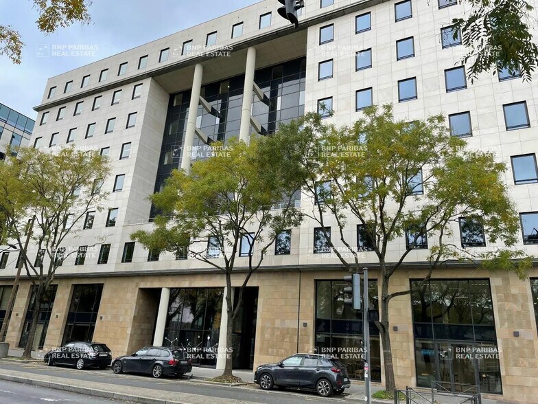 Office in Lyon for lease - Building Photo - Image 1 of 23