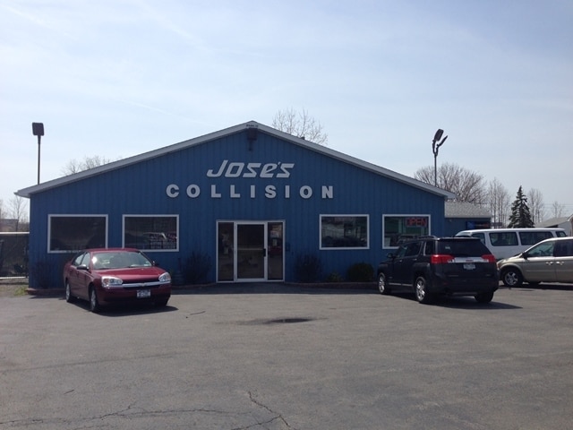 Jose's Collision Corner portfolio of 3 properties for sale on LoopNet.ca Primary Photo- Image 1 of 4