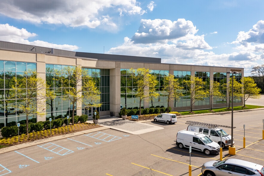 27755 Stansbury Blvd, Farmington Hills, MI à louer - Photo du bâtiment - Image 2 de 5